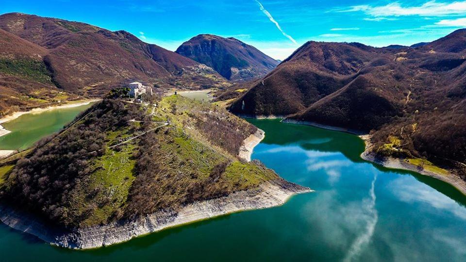 Stanza Con Terrazzo Vista Lago - Lakeholiday 카스텔 디 토라 외부 사진